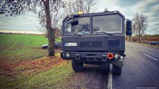 Powiat płoński: BMW w rowie po zderzeniu z wojskowym Jelczem – ranna pasażerka osobówki. Wypadek na krajowej 62
