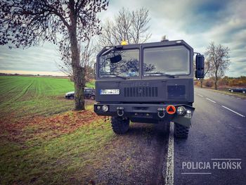 Powiat płoński: BMW w rowie po zderzeniu z wojskowym Jelczem – ranna pasażerka osobówki. Wypadek na krajowej 62