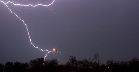 Trąby powietrzne nad Polską? IMGW podaje najnowsze ostrzeżenia