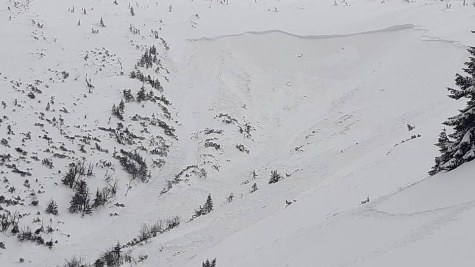 Karkonosze. Intensywne opady śniegu. GOPR ostrzega przed lawinami