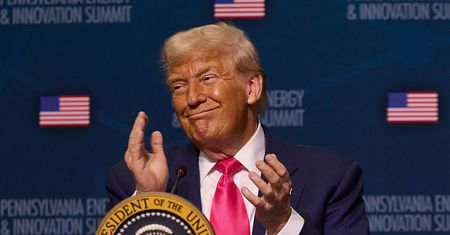 Przelew na 16 mln dol. dla Trumpa. Padają oskarżenia, że to łapówka
