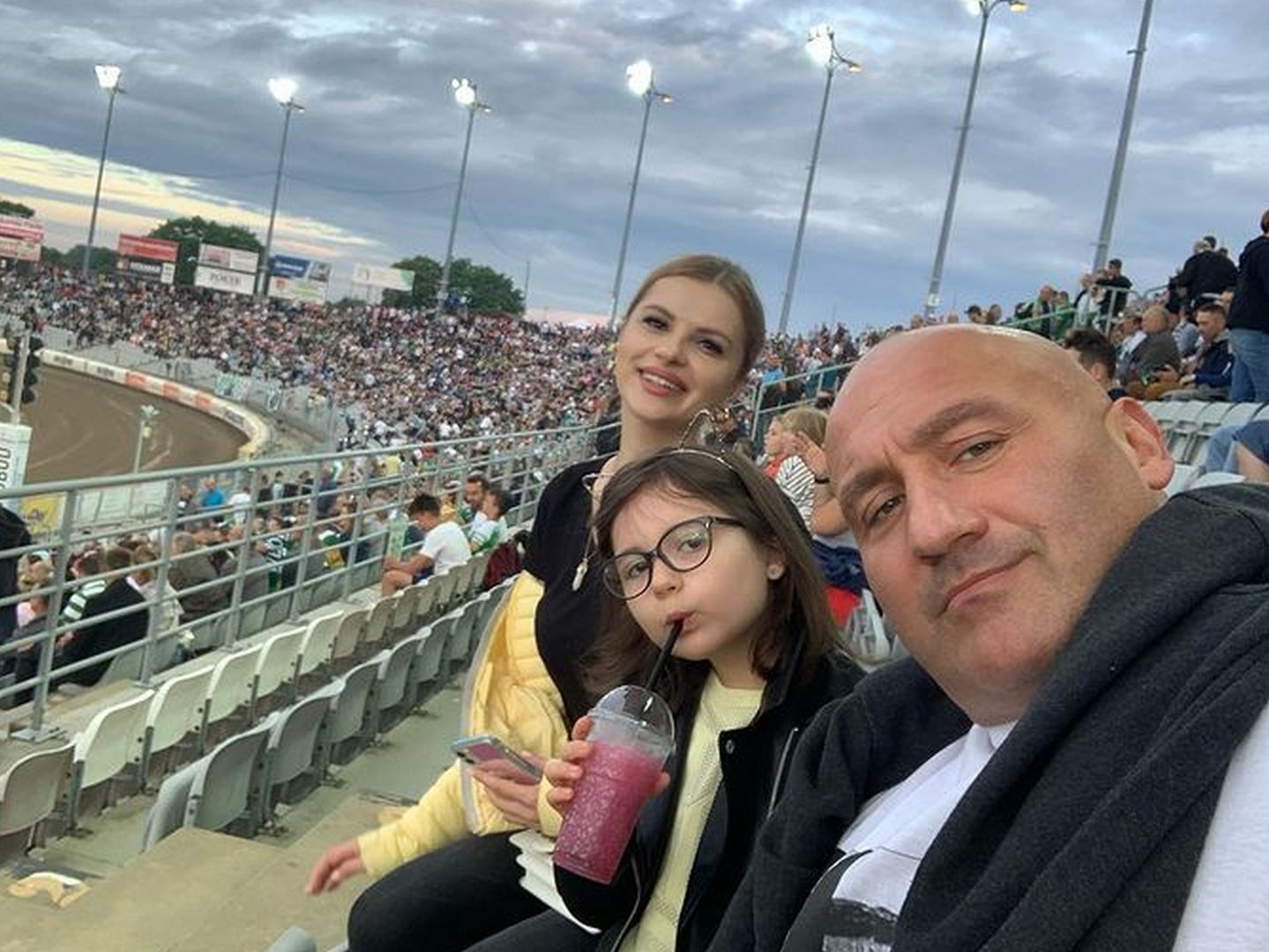 Marcin Najman z żoną i córką. Rodzinny wypad na stadion "El Testosterona"