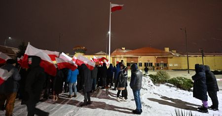 Pikiety PiS przed więzieniami Kamińskiego i Wąsika. "Przyjdzie kara dla Bodnara"