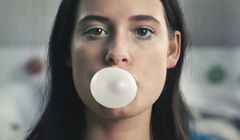 Prostowanie gumy reklamuje „pierwsze prawdziwe no limit” w Heyah (wideo)