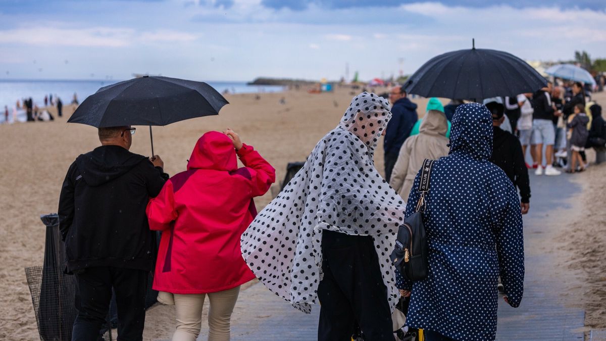 Pomorze Arkadiusz Zi�?ek
Fot. Arkadiusz Ziolek/East News.Wladyslawowo.
n/z Ludzie na plazy baltyckiej w czasie deszczu.
ARKADIUSZ ZIOLEK