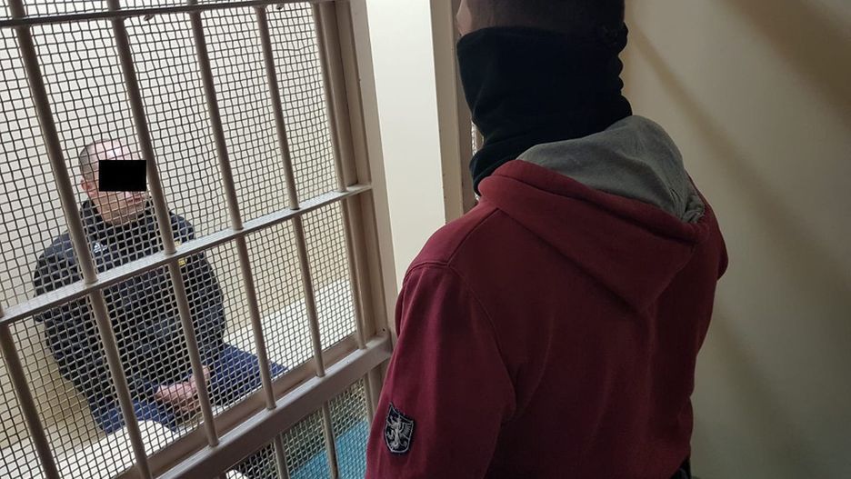 Warszawa. Śródmiejscy funkcjonariusze zatrzymali złodzieja, który wykorzystał okazję i ukradł pudełko z biżuterią wartą 10 tysięcy złotych