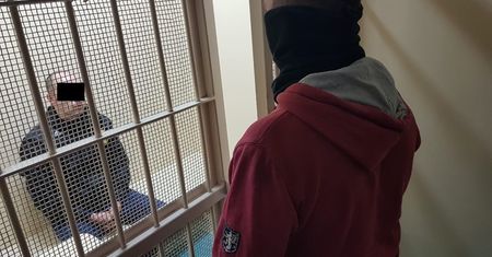 Warszawa. Złodziej grzecznie zapukał, a drzwi wpuściły. Ukradł biżuterię