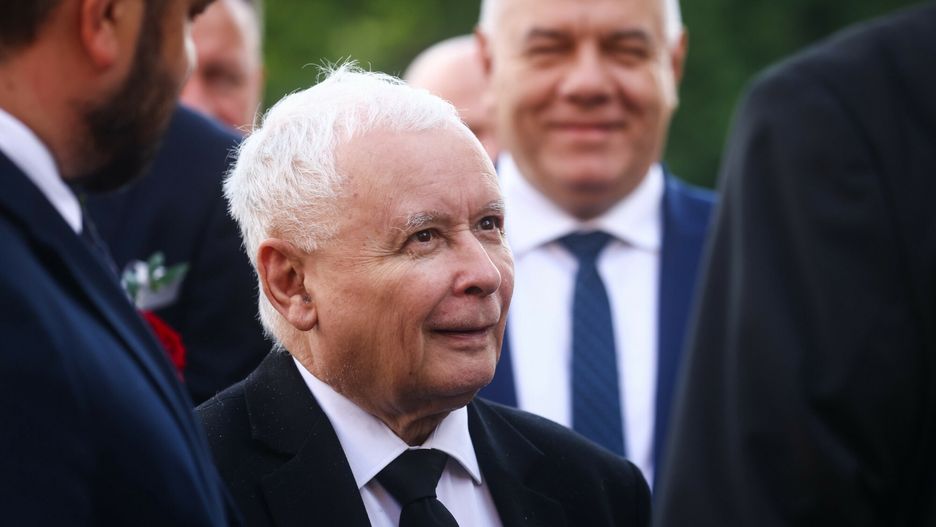 Jarosław Kaczyński, w tle Jacek Sasin. To on był zwolennikiem pytania o wyprzedaż majątku