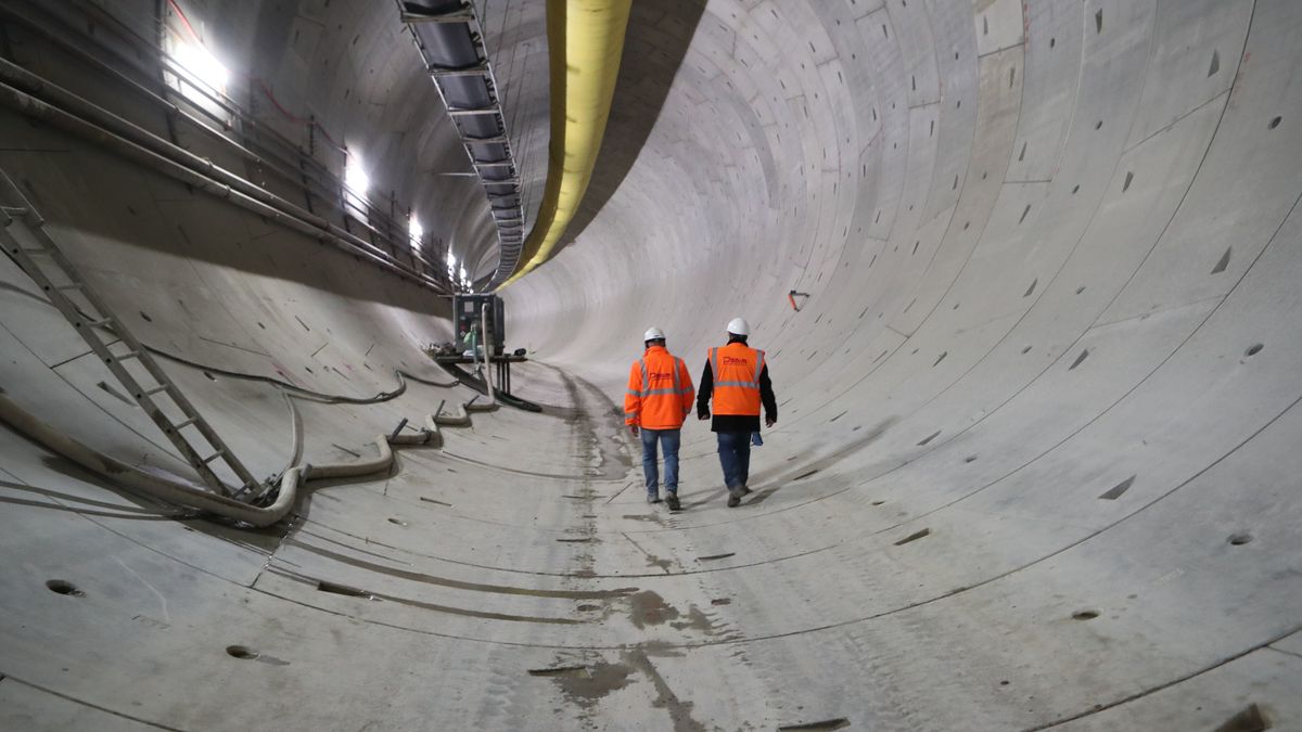 tunel
Marian Zubrzycki
budowa, kolej, kultury, �odzki w�ze� kolejowy, minister, polityk polityka, tunel, udro�nienie, wizyta, inwestycja, kolejowe, podziemny, po��czenie