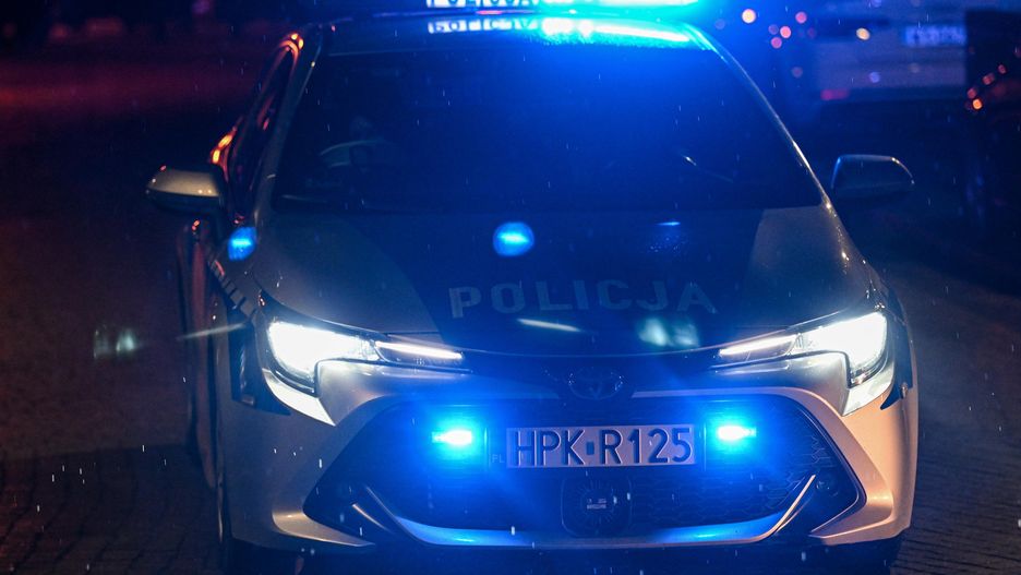 Skuty kajdankami mężczyzna uciekł z policyjnego konwoju