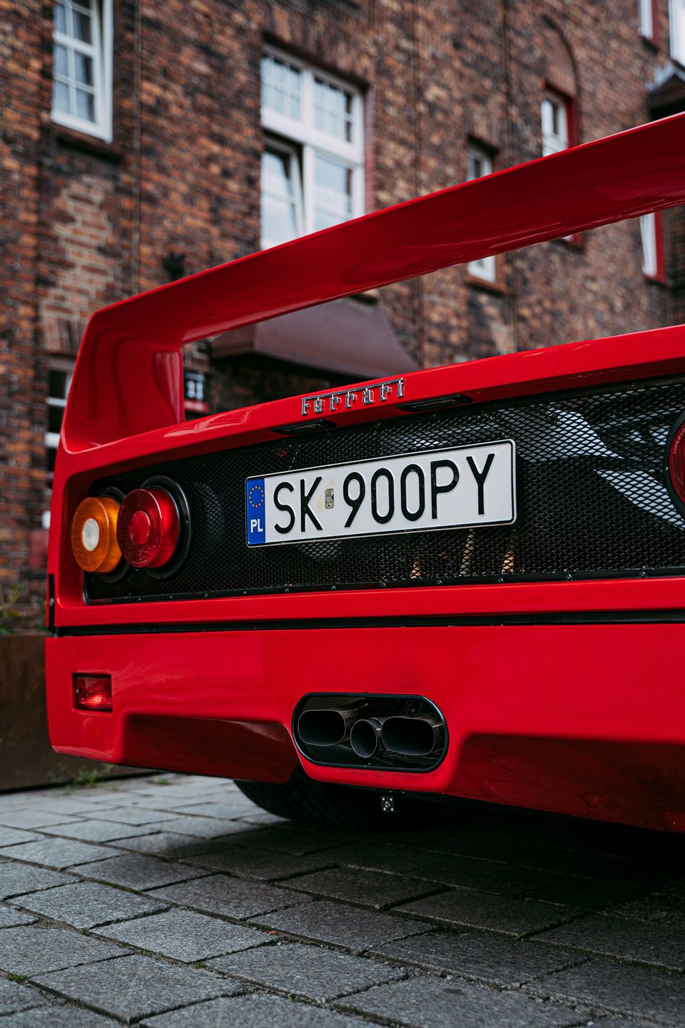 Ferrari F40 w Ferrari Katowice (1990)