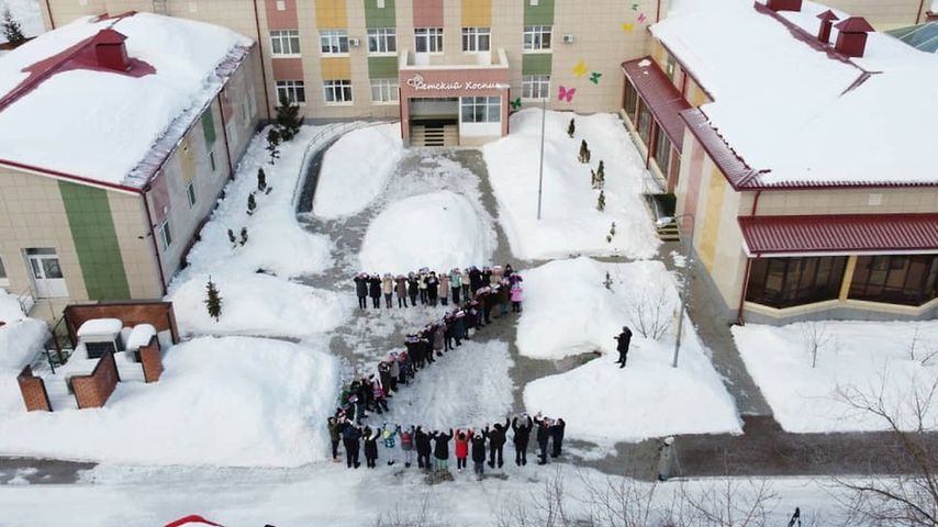 Dzieci z rosyjskiego hospicjum stworzyły literę Z, by okazać wsparcie Putinowi. "Najbardziej niemoralna propaganda w Rosji"
