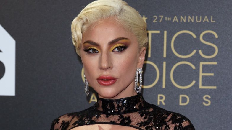Zarobiona Lady Gaga obnaża dekolt na DWÓCH galach jednego wieczora! Fani zniesmaczeni: "Pora ZMIENIĆ STYLISTĘ" (ZDJĘCIA)