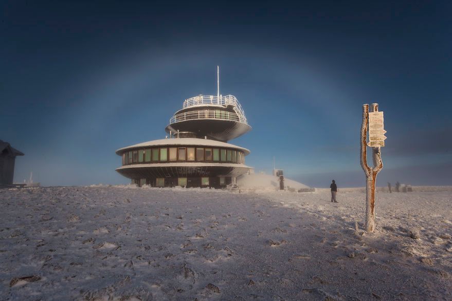 Karol Nienartowicz uchwycił niesamowity łuk mgłowy nad Śnieżką