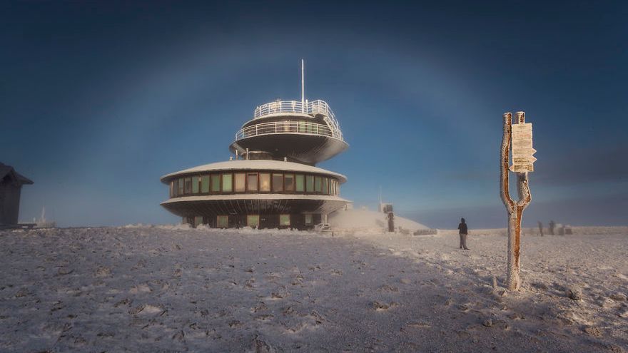 Karol Nienartowicz uchwycił niesamowity łuk mgłowy nad Śnieżką 1