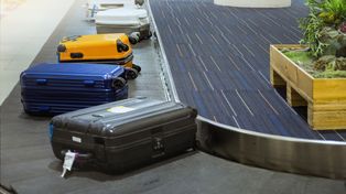 Najgorszy kolor walizki do samolotu. Wielu już pożałowało