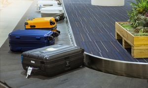 Najgorszy kolor walizki do samolotu. Wielu już pożałowało