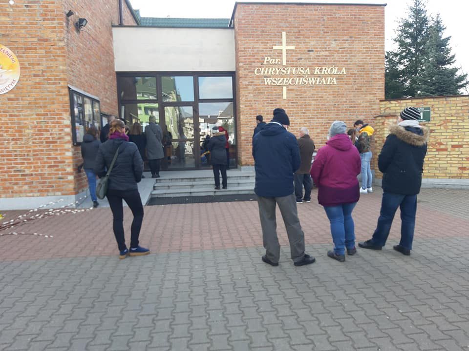 Mazowieckie. Limit osób w kościele. Ludzie nie dostali się na mszę św. w Piastowie