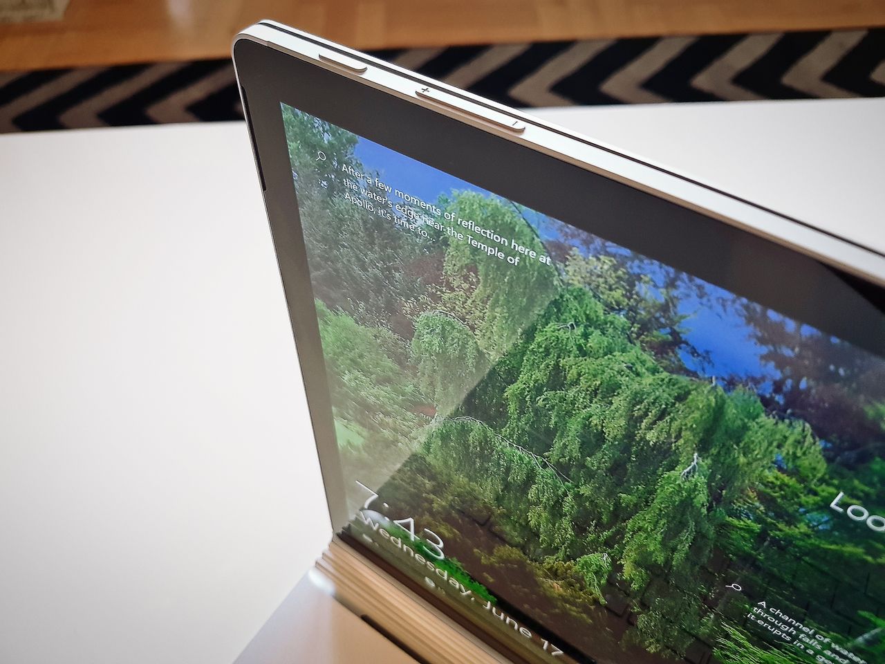 Surface Book 3 ma przyciski zasilania i głośności na obudowie ekranu, fot. Jakub Krawczyński