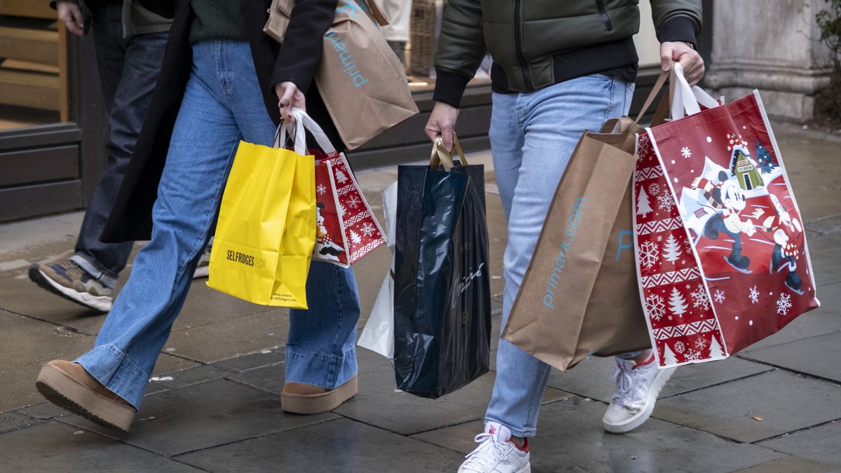 Świąteczne zakupy - co szósty Polak pożyczy pieniądze na święta