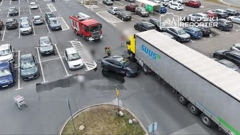 Piaseczno: Wjechał teslą w ciężarówkę na parkingu centrum handlowego. Sprawcą 93-latek