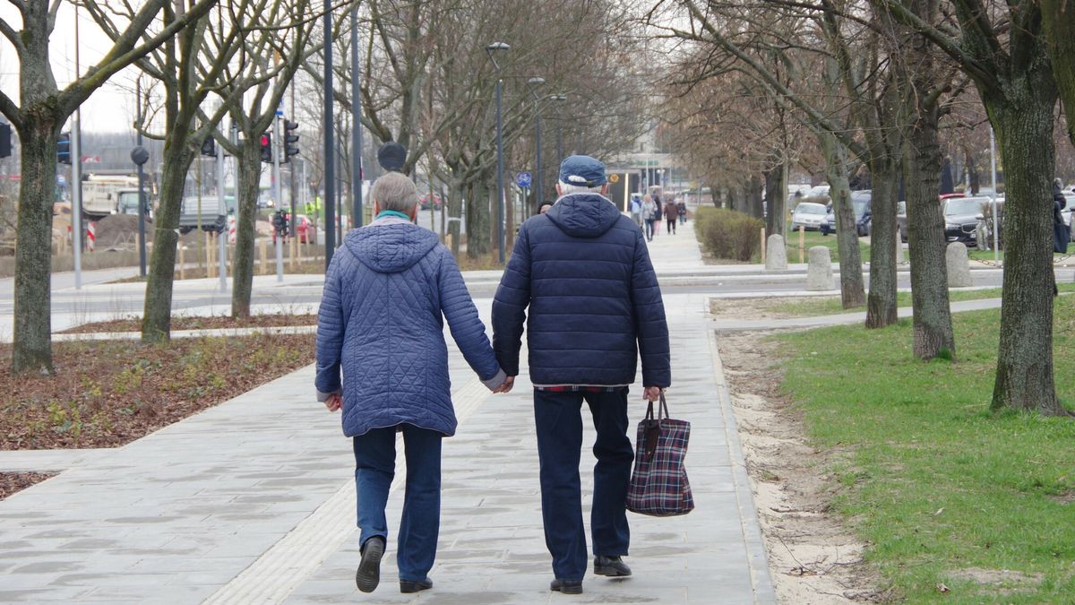 Stock Marek Bazak
PHOTO: ZOFIA I MAREK BAZAK / EAST NEWS Warszawa N/z starsze malzenstwo na wiosennym spacerze, ida trzymajac sie za rece, milosc seniorow.
ZOFIA BAZAK