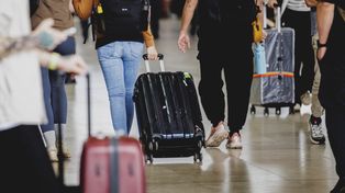 Przed lotem włóż kartkę papieru do walizki. Genialny trik, o którym wielu turystów nie wie