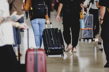 Przed lotem włóż kartkę papieru do walizki. Genialny trik, o którym wielu turystów nie wie