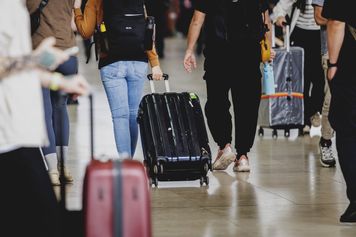 Przed lotem włóż kartkę papieru do walizki. Genialny trik, o którym wielu turystów nie wie