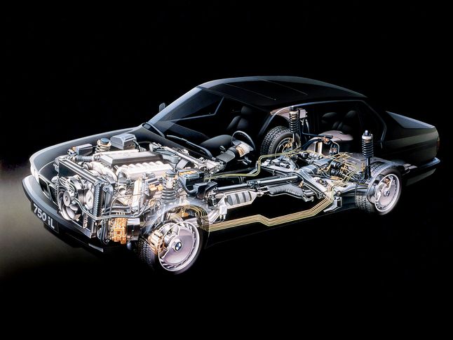 Wersja 750iL była pierwszym samochodem, w jakim zastosowano ksenonowe światła mijania.