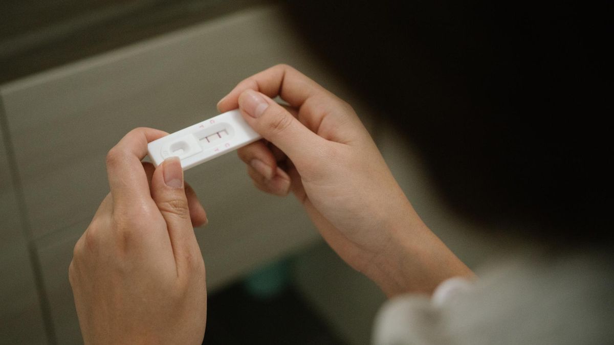 Pokazała partnerowi pozytywny test. Był przekonany, że kobieta ma COVID-19