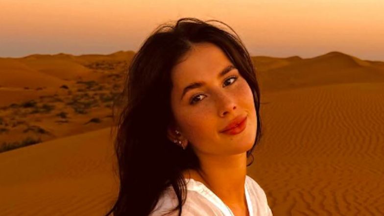 Roksana Węgiel pozuje na środku pustyni