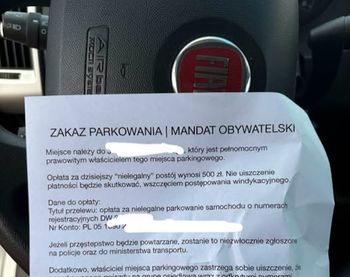 Kurier zaparkował na osiedlu. Pokazał "mandat obywatelski"