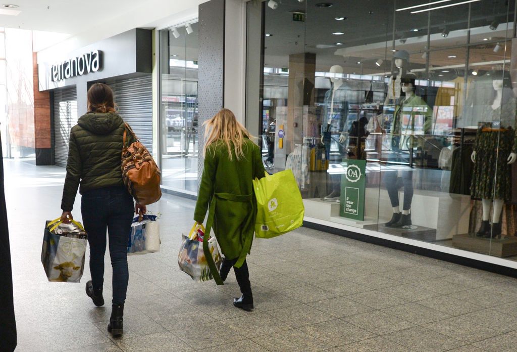 Ruch w galeriach handlowych. Wiemy, ilu Polaków chodzi na zakupy