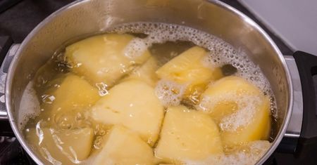 Dodaj do gotowania ziemniaków. Wystarczy łyżka, a ugotują się dużo szybciej i będą smaczniejsze