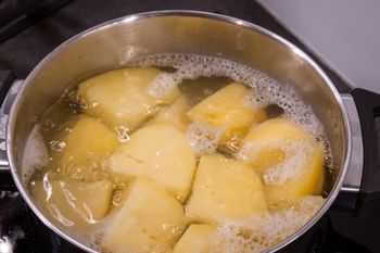 Dodaj do gotowania ziemniaków. Wystarczy łyżka, a ugotują się dużo szybciej i będą smaczniejsze
