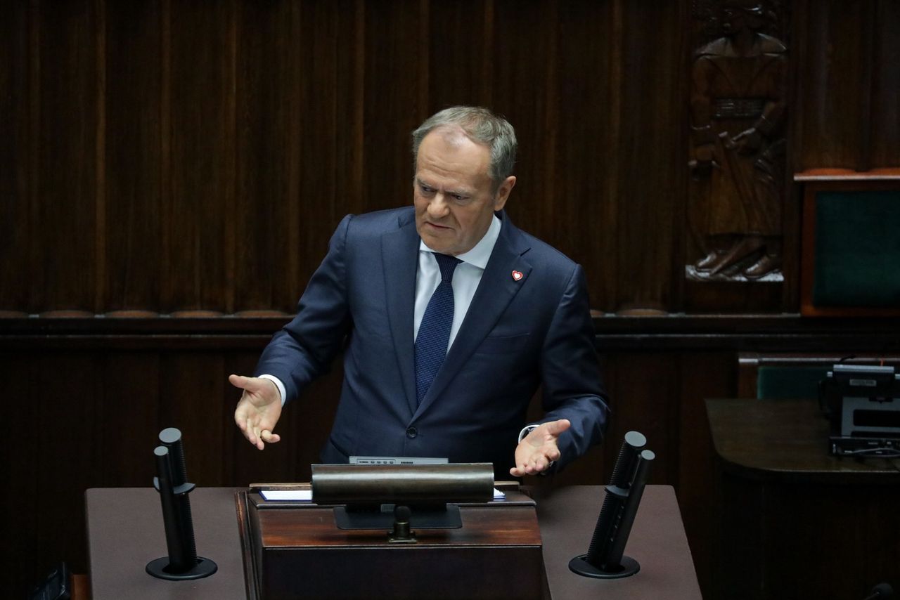 Dywersja na torach. Tusk: ładunek wybuchł pod pociągiem towarowym