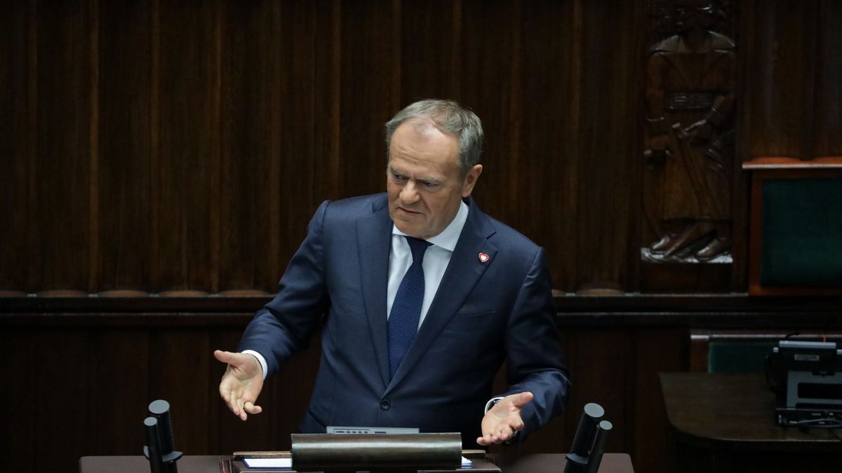 Dywersja na torach. Tusk: ładunek wybuchł pod pociągiem towarowym