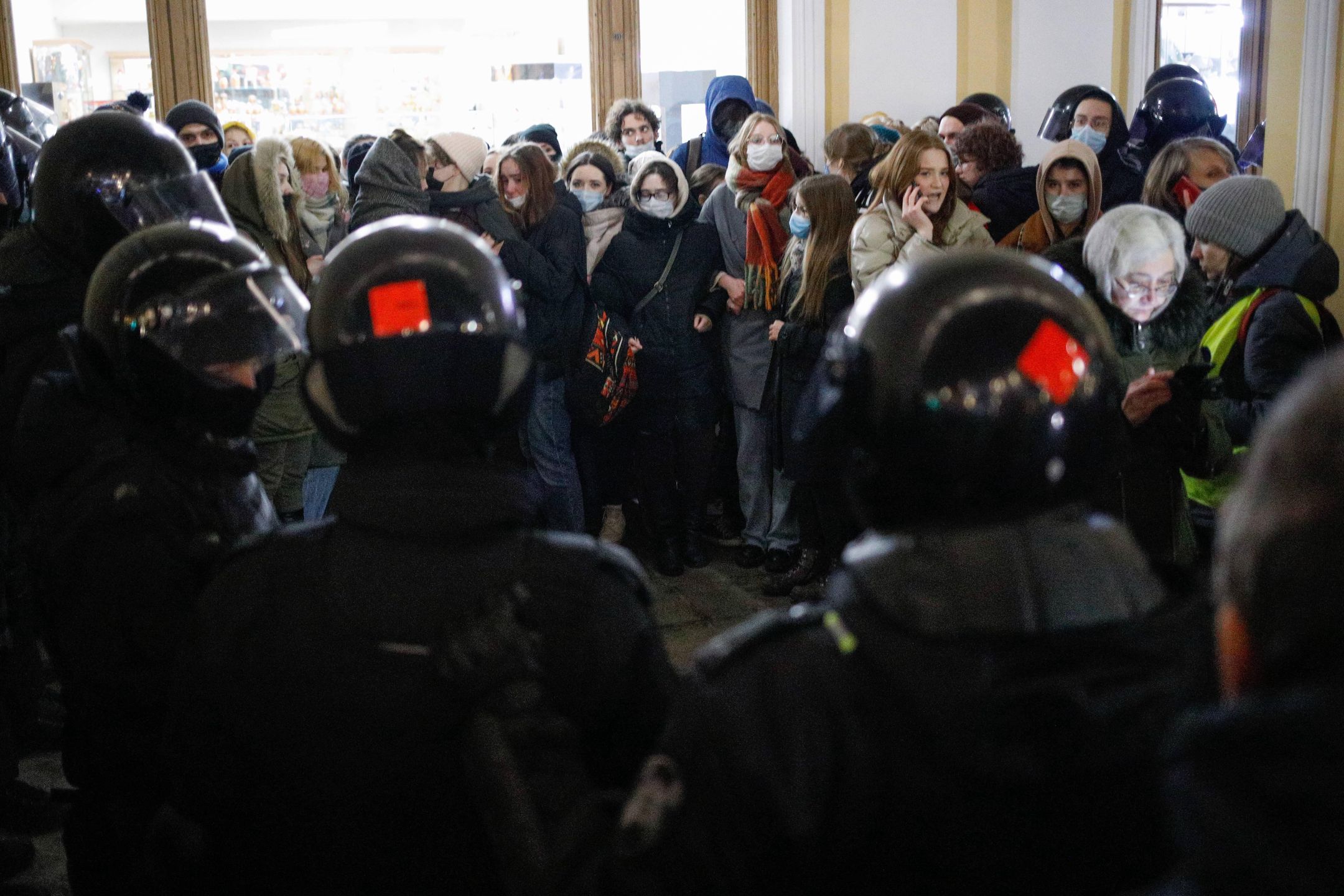 Na ulicach rosyjskich miast mieszkańcy protestują przeciw wojnie w Ukrainie. Na zdj: Sankt Petersburg, 2 marca 2022