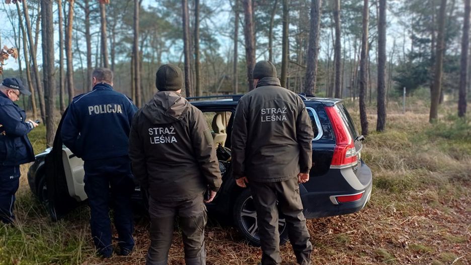 W lesie znaleziono podejrzane auto