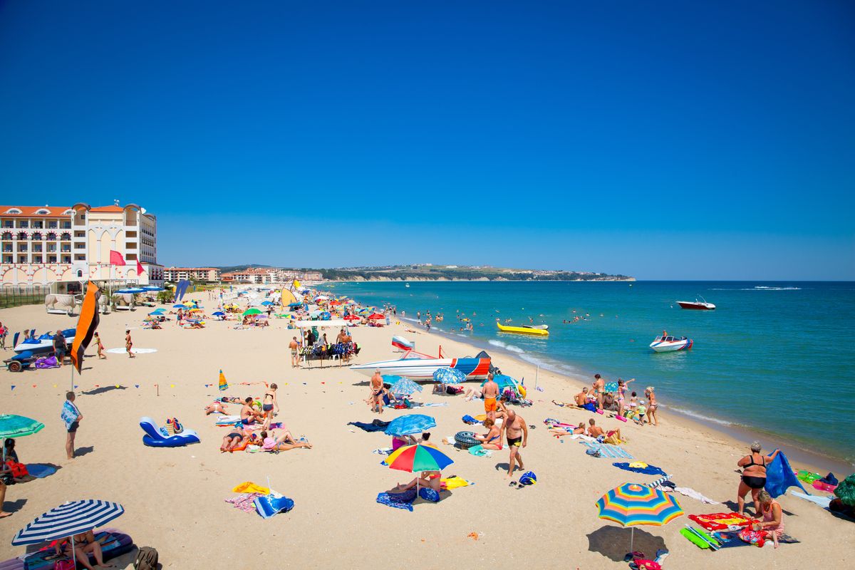 Piaszczyste plaże i ciepłe morze przyciągają turystów do Bułgarii