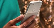 A jednak Pixelowi udało się wyznaczyć designerskie trendy. Akurat w chwili, gdy Google z nich rezygnuje