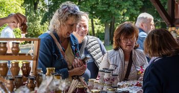 Białystok: przed teatrem trwa trzydniowy Jarmark Świętojański