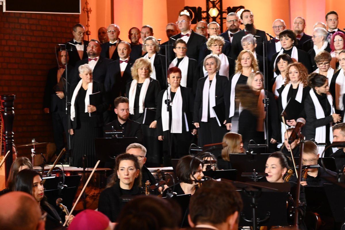 Wnętrze bazyliki konkatedralnej podczas Oratorium &#34;Zło Dobrem Zwyciężaj&#34;