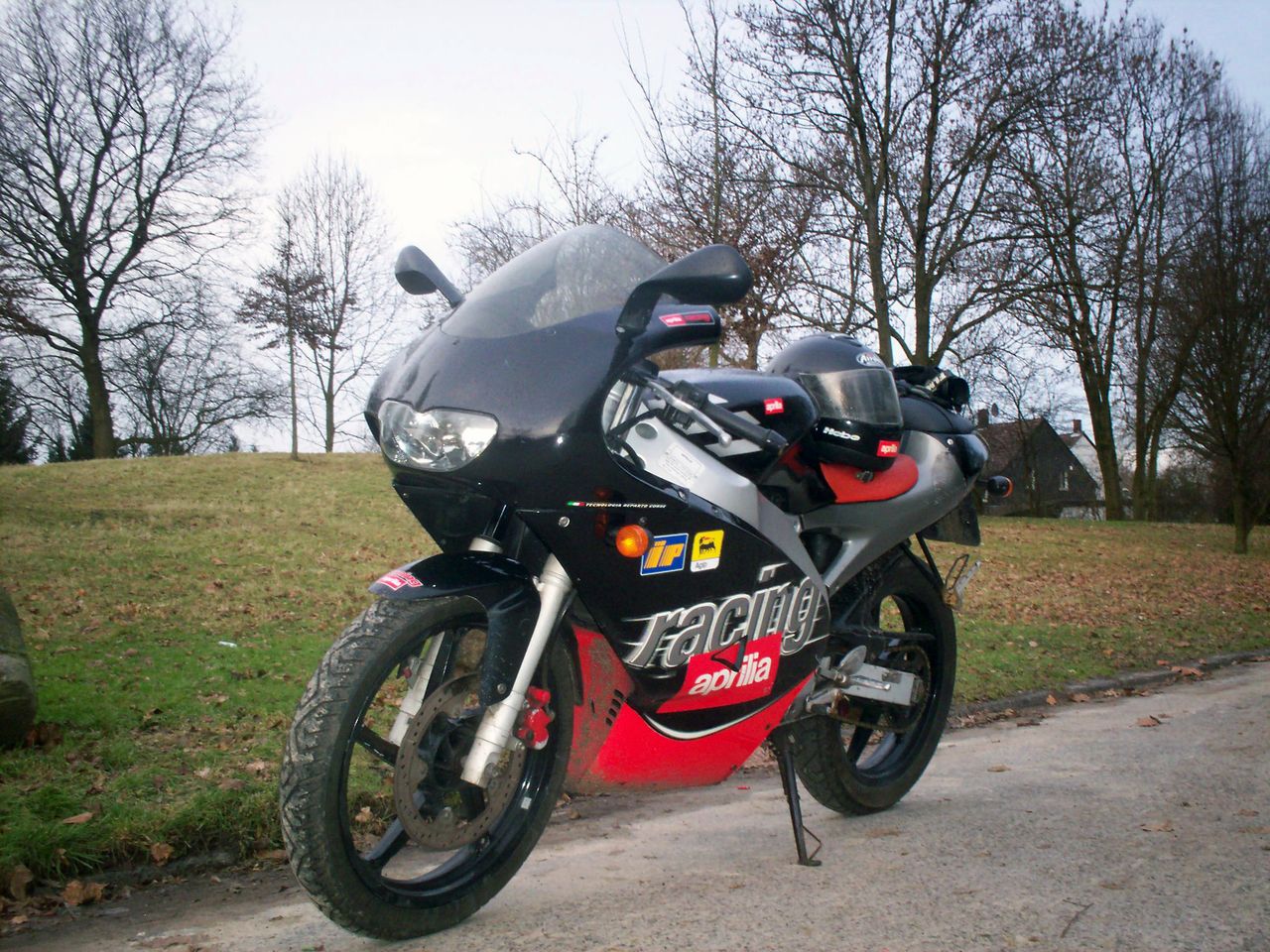 Popularny włoski motorower Aprilia RS50 stylizowany na sportowy motocykl. Dwusuwowa jednostka jest podatna na tuning, co pozwala na łatwe zwiększenie osiągów tego jednośladu, dzięki czemu pod względem szybkości i przyspieszenia staje się porównywalny z wieloma motocyklami o pojemności 125 cm3.