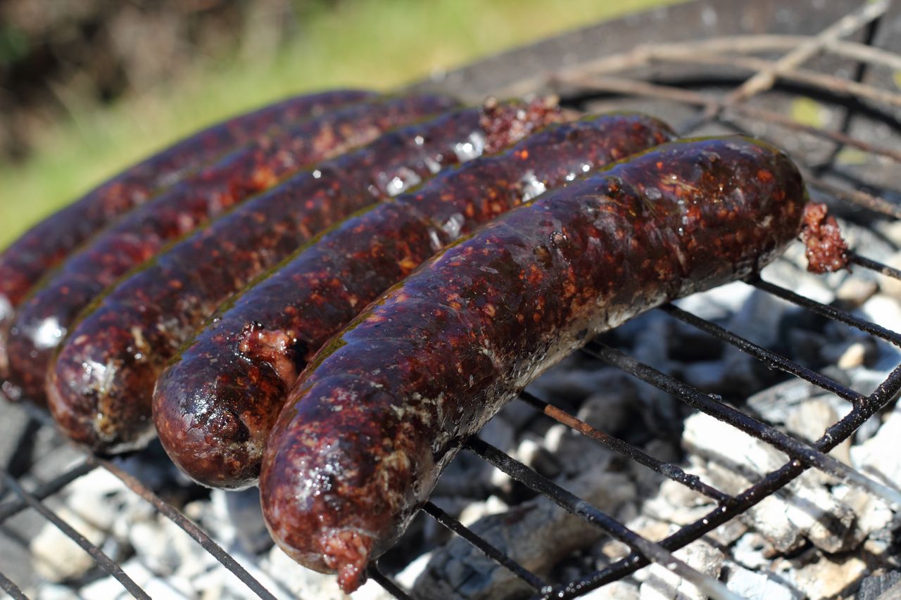 Mało kto zwraca uwagę. Przez to niedopatrzenie kaszanka popęka na grillu