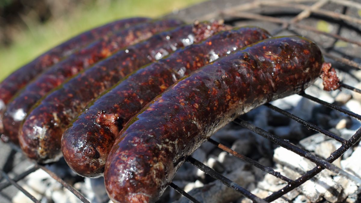 Kaszanka z grilla to letni przysmak. 