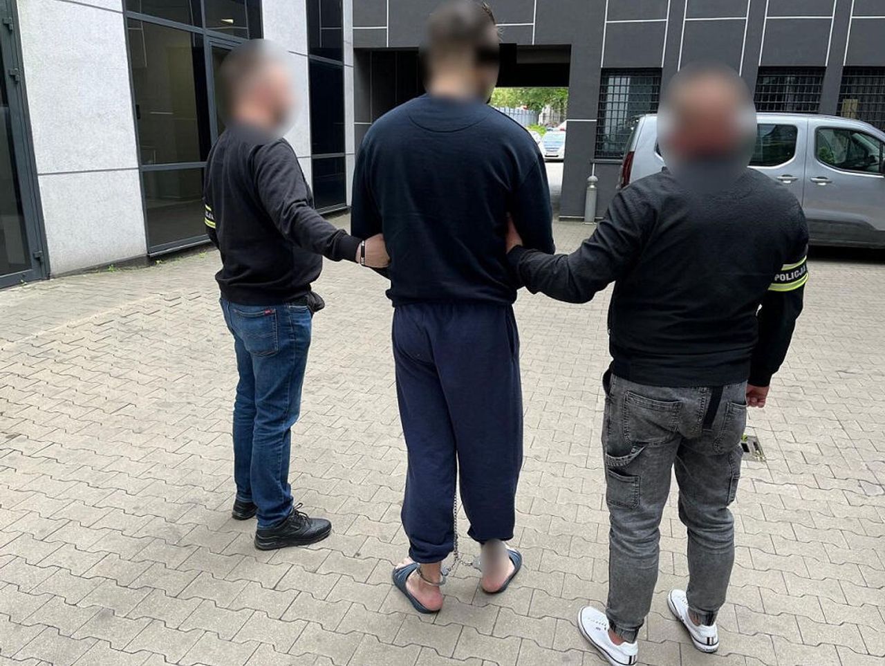 Na oczach gapiów śmiertelnie pobił mężczyznę w Łodzi. Jego znajomy powstrzymywał ludzi od pomocy