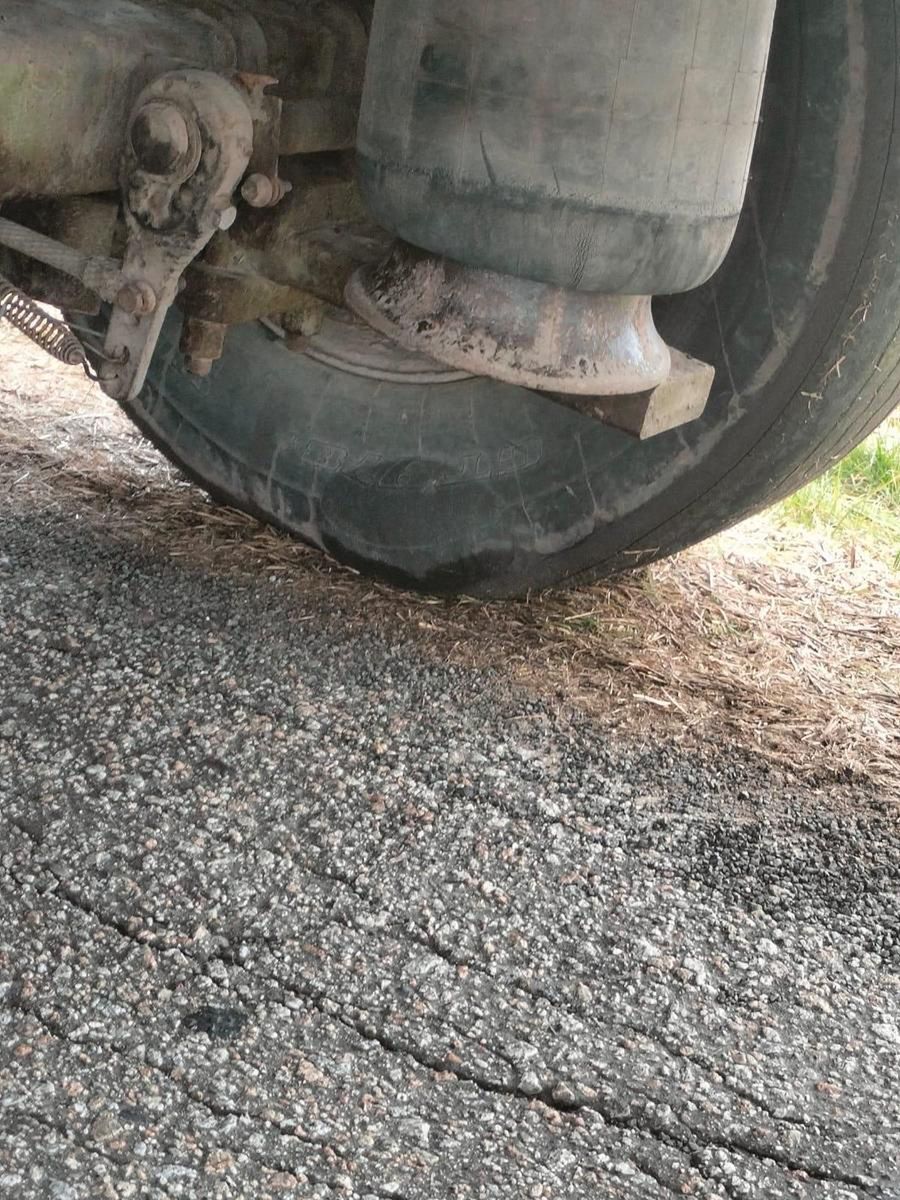 Krasnystaw: Policjanci zatrzymali pojazdy w złym stanie technicznym, kierowca ciężarówki bez uprawnień