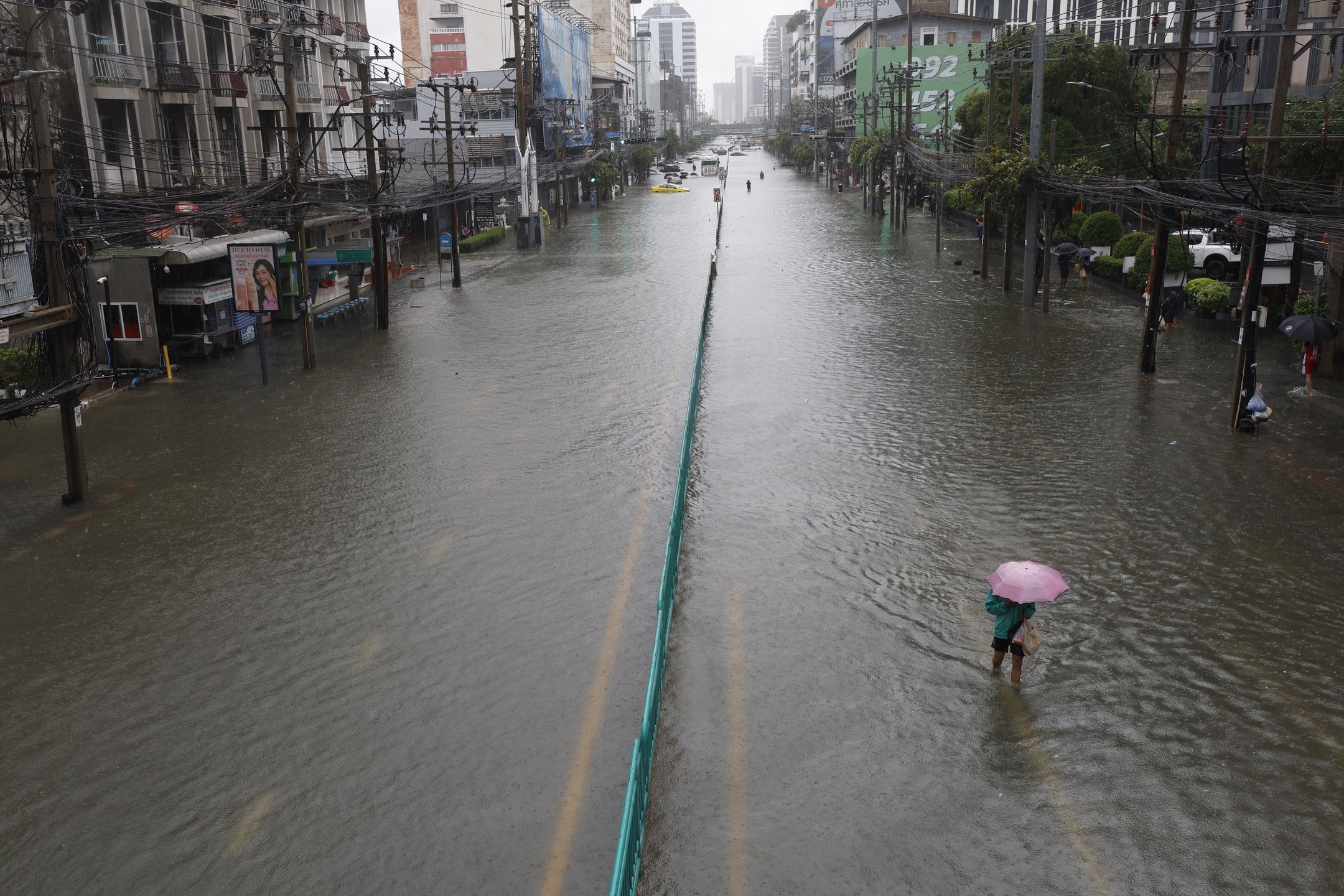 A person wades through floodwater during a downpour on a flooded major street, Phetchaburi Road in Bangkok, Thailand, 26 September 2026. All 50 districts in Bangkok have been declared flood disaster zones following the non-stop heavy downpour caused by a strong low-pressure system combined with seasonal monsoon patterns. EPA/RUNGROJ YONGRIT Dostawca: PAP/EPA.